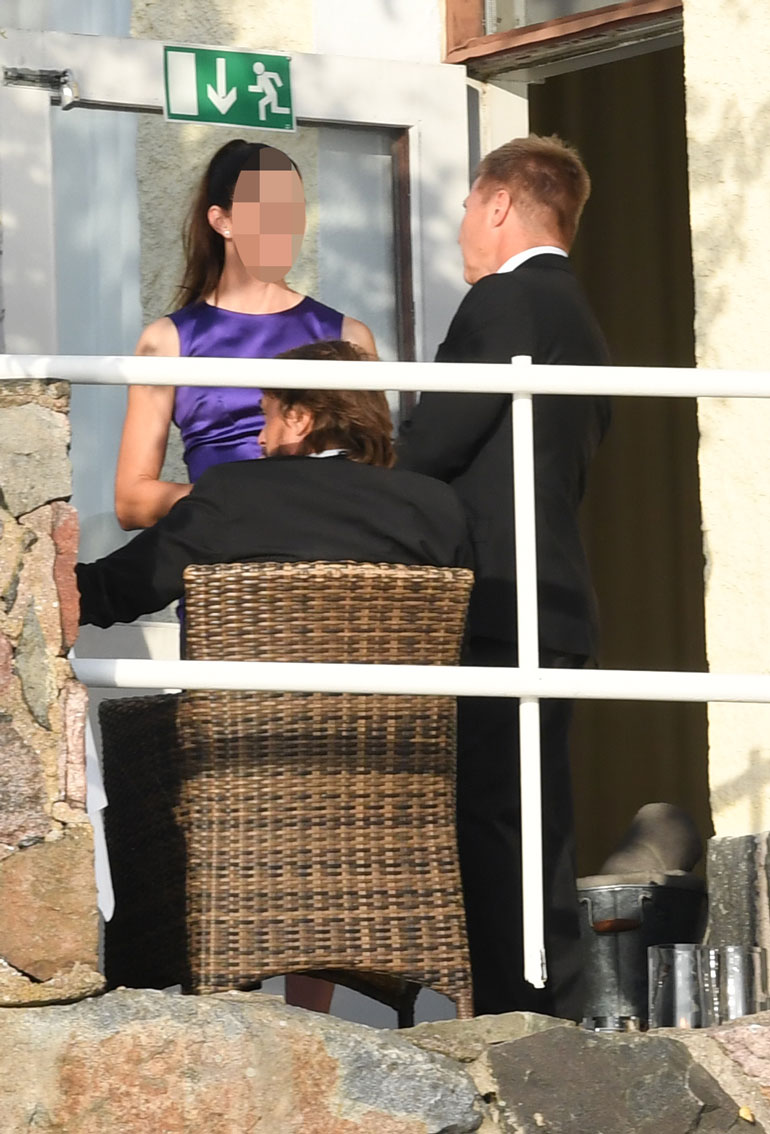 Mika jakoi kuulumiset brunetin kanssa Casinon terassilla.