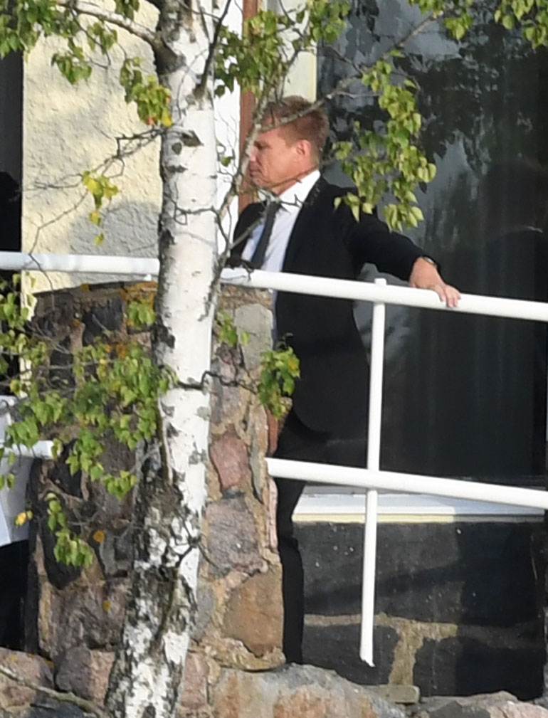 Ex-formulatähti Mika Salo viihtyi kiekkolegenda Teemu Selänteen kanssa Casinon takaterassilla ennen juhlien alkamista.