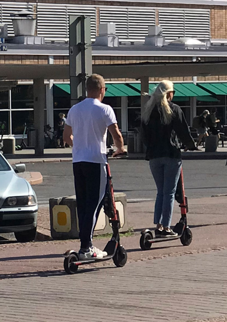 Seiskan lukija bongasi Valtterin ja Emilian potkulautailemasta Helsingin Kaivopuistossa juhlien jälkeisenä päivänä.