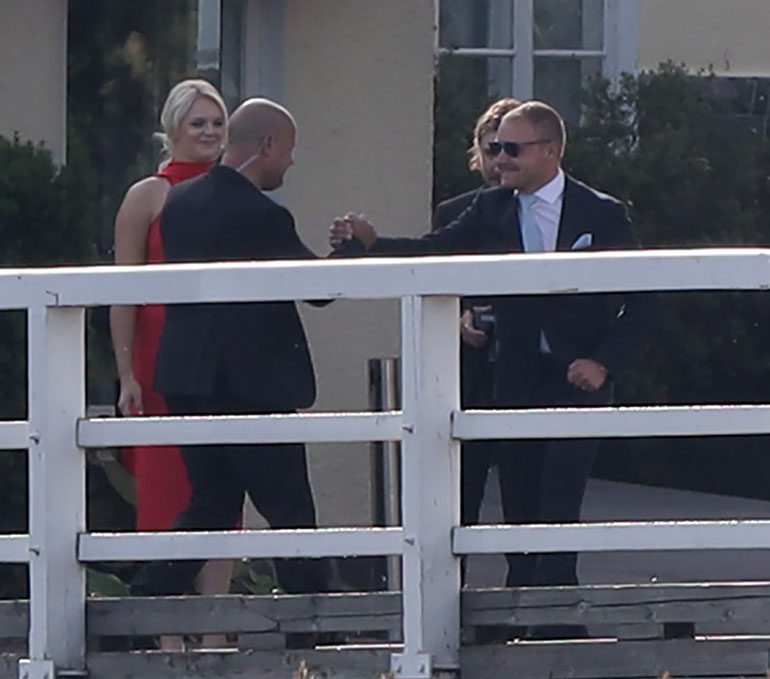 Valtteri kätteli rennosti turvamiestä saavuttuaan juhlapaikalle…