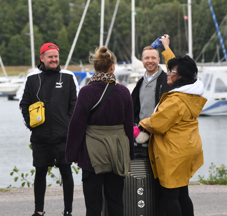 Laulaja nauratti kuvaus- ryhmää kaivamalla oman maitopurkin käsilaukustaan.