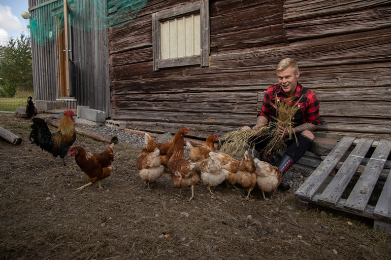 Akin kanalassa kotkottavat muun muassa Arja, Marita, Saija, Johanna ja Maria.