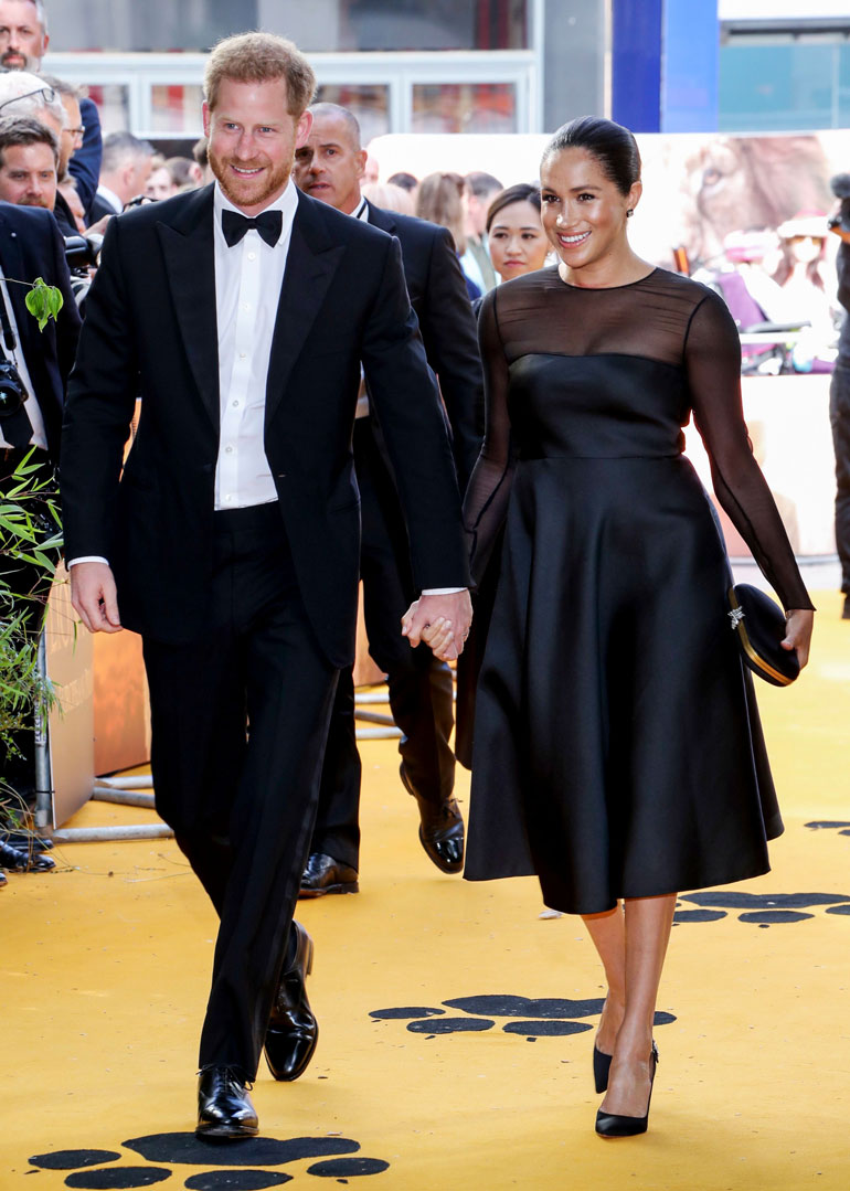 Meghan ja Harry jaksavat kaikesta parjauksesta huolimatta hymyillä kameroiden edessä.
