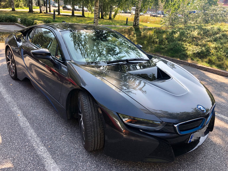 Jutan häikäisevän BMWi8-hybridauton hinta pyörii 160 000 euron hujakoilla.