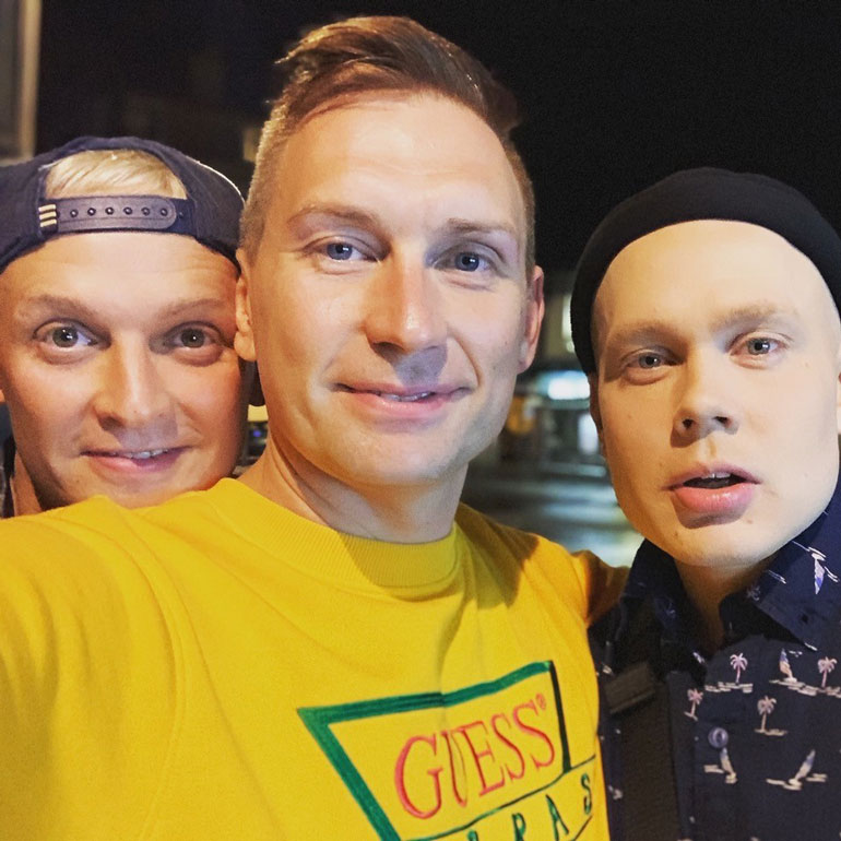 Marko Vainio on tehnyt dragia työkseen jo 15 vuotta. Fringe-festareilla häntä taustoittivat Henri Sarajärvi (vas.) ja Jero Mäkeläinen. Pojat ovat tanssineet mm. Antti Tuiskun kiertueella.