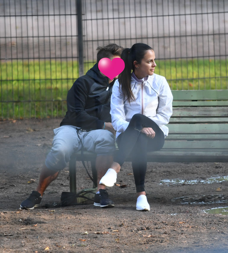 Kaksikko viihtyy hyvin Kaivopuiston koirapuistossa. Tuuheat lehmukset antavat lempijöille näkösuojaa.