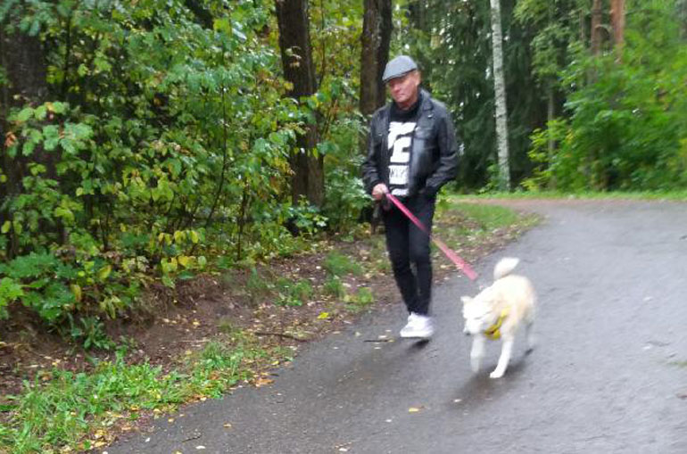 Mikko Rasila ja koira.