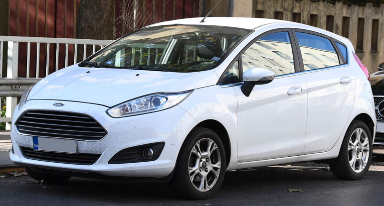 Sara huristeli paikalle vanhalla Ford Fiestallaan, joka olisi pitänyt katsastaa jo heinäkuussa.