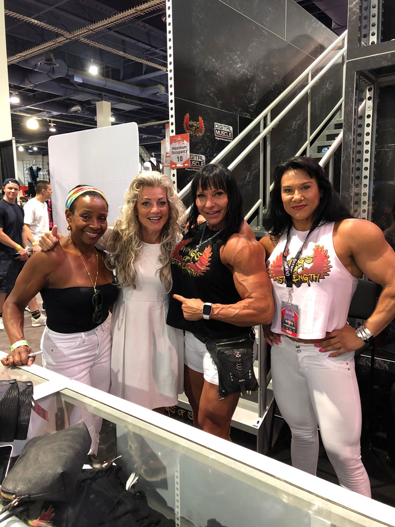 Kike viihtyi Las Vegasissa vuoden 1983 Miss Olympia -voittajan Carla Dunlapin (vas.) ja tämän useita kehonrakennuskisoja voittaneiden ystävien kanssa. – He olivat kaikki hirmu lihaksikkaita!