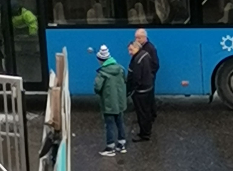 Linja-auto kolaroi päin Aku Hirviniemen Volvoa.