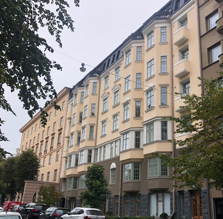 Ari asuu uuden sydänkäpysensä kanssa yli 180 neliön miljoonalukaalissa. Asunnossa on viisi huonetta.