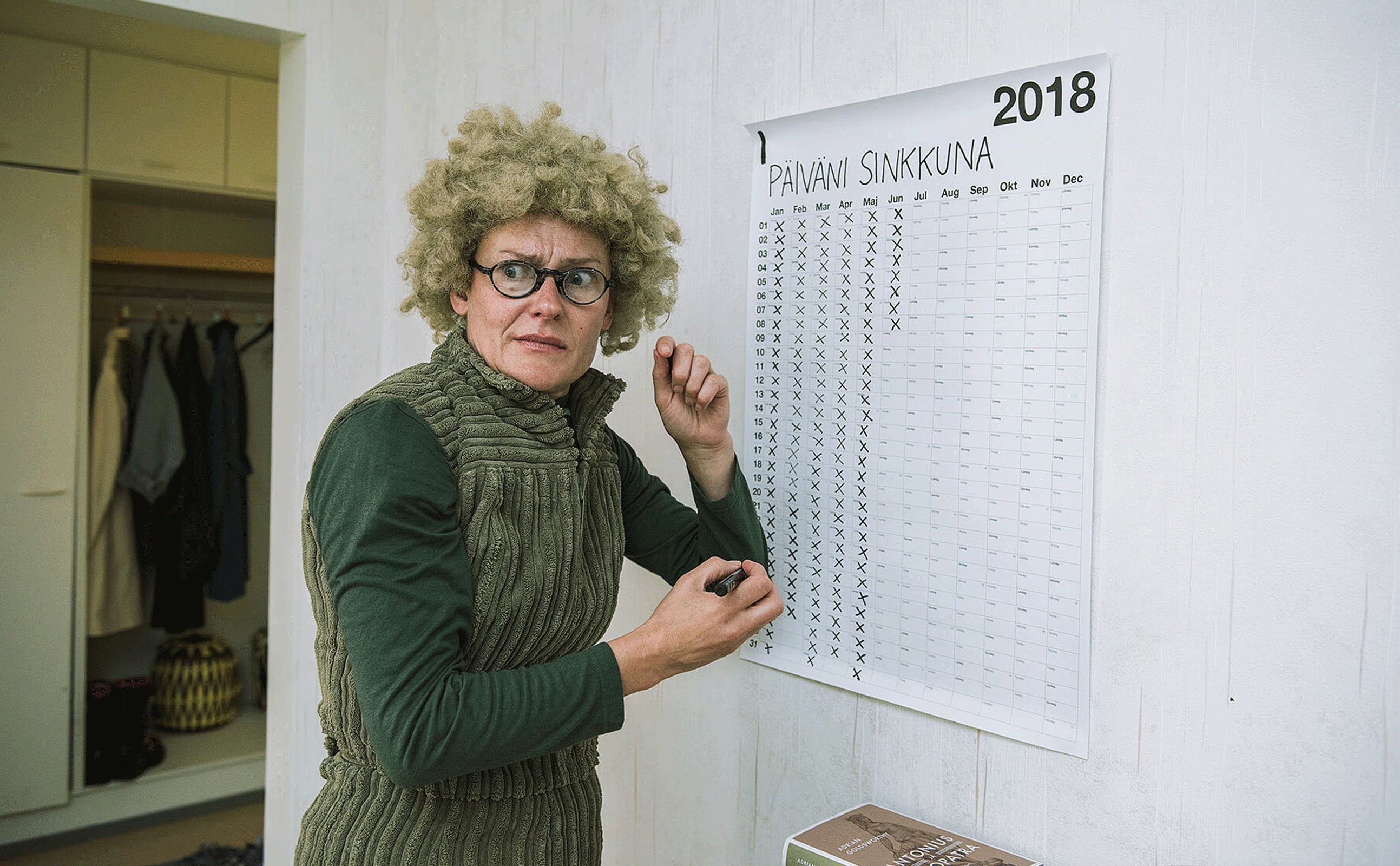 Pirjo Lonkan tulkitsema Krapula-Päivi on kova ryyppäämään.
