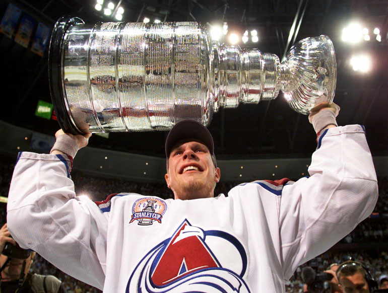 Se on siinä! Ville tuuletteli Stanley Cupin kanssa kesällä 2001.