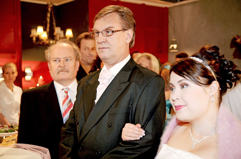 Esko sanoo Salkkareiden poistuneista hahmoista kaipaavansa eniten Seppoa (Jarmo Koski. Kuva on 10 vuoden takaisesta jaksosta, jossa Ismo oli menossa naimisiin Sallan (Hanna Karjalainen) kanssa.