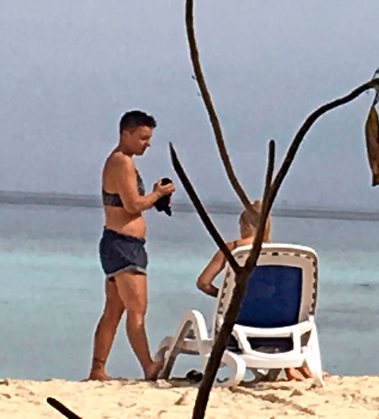 Silminnäkijän mukaan Elina ja Emmi viettivät lomaa muun muassa uiden ja snorklaten.