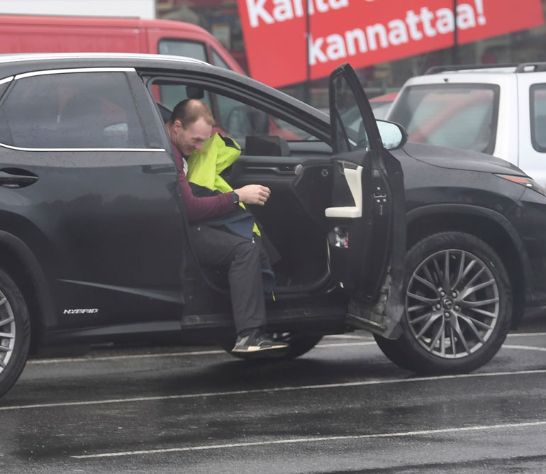 Öky-Lexuksen luona Jari-Matti moikkasi kuskin paikalla istunutta Maisaa, minkä jälkeen ralliässä innostui virnuilemaan villisti.