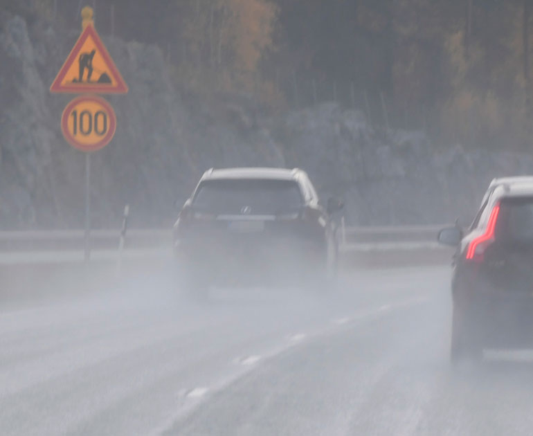 Maisa ohjasti Jari-Matin Lexusta Helsingin suuntaan varsin kovalla nopeudella. Auton takavalot olivat pimeinä.
