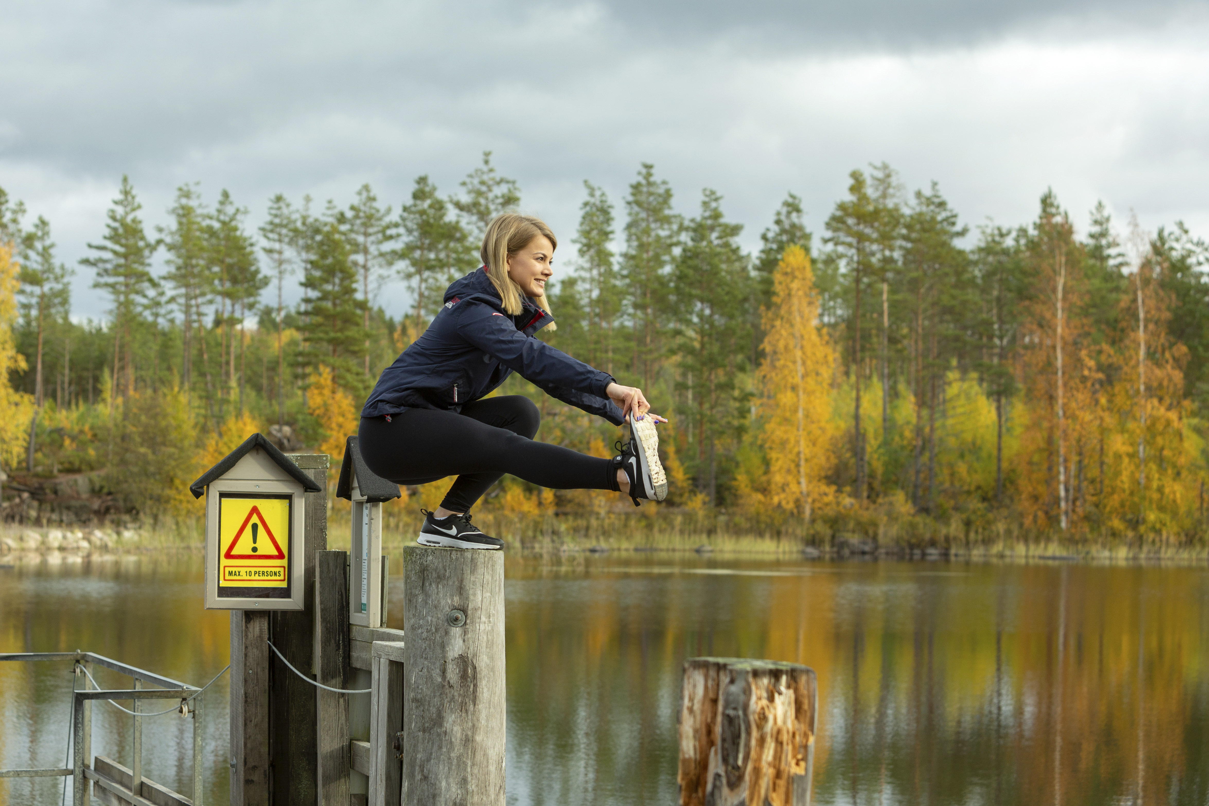 Janni esittelee Seiskalle akrobaattisia taitojaan Repoveden luonnonrauhassa.