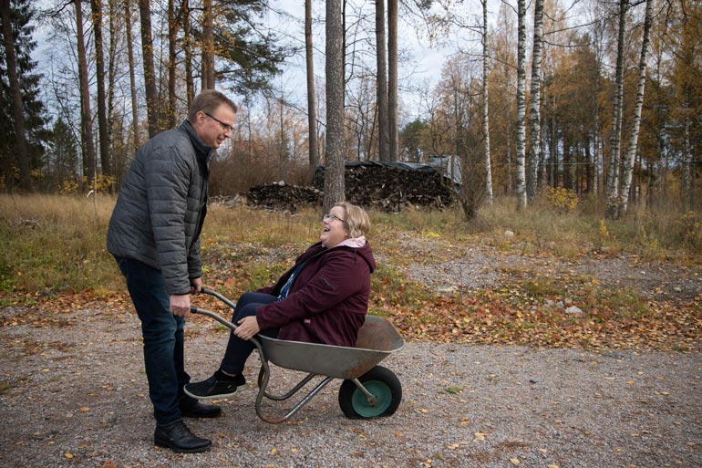 Nyt saa rouva kyydit! Markku ja Anne Saukko tykkäävät touhuta yhdessä. Kuusi vuotta sitten rakastuneet Saukot ovat remontoineet kotitaloaan Äänekoskella pikkuhiljaa.