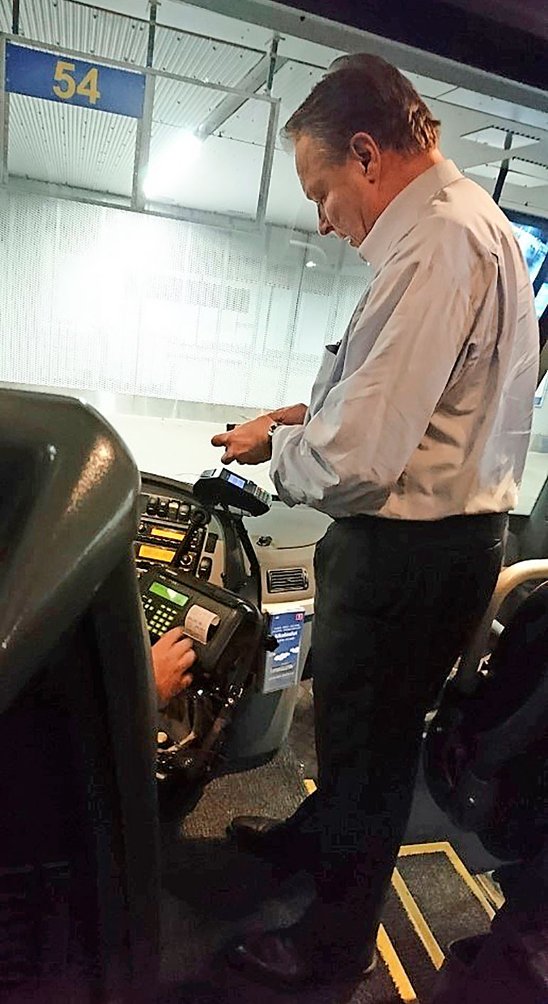 Ilkan yrittäessä maksaa bussimatkaa hänen ensimmäinen korttinsa oli vanhentunut ja toisessa ei lähimaksu toiminut.