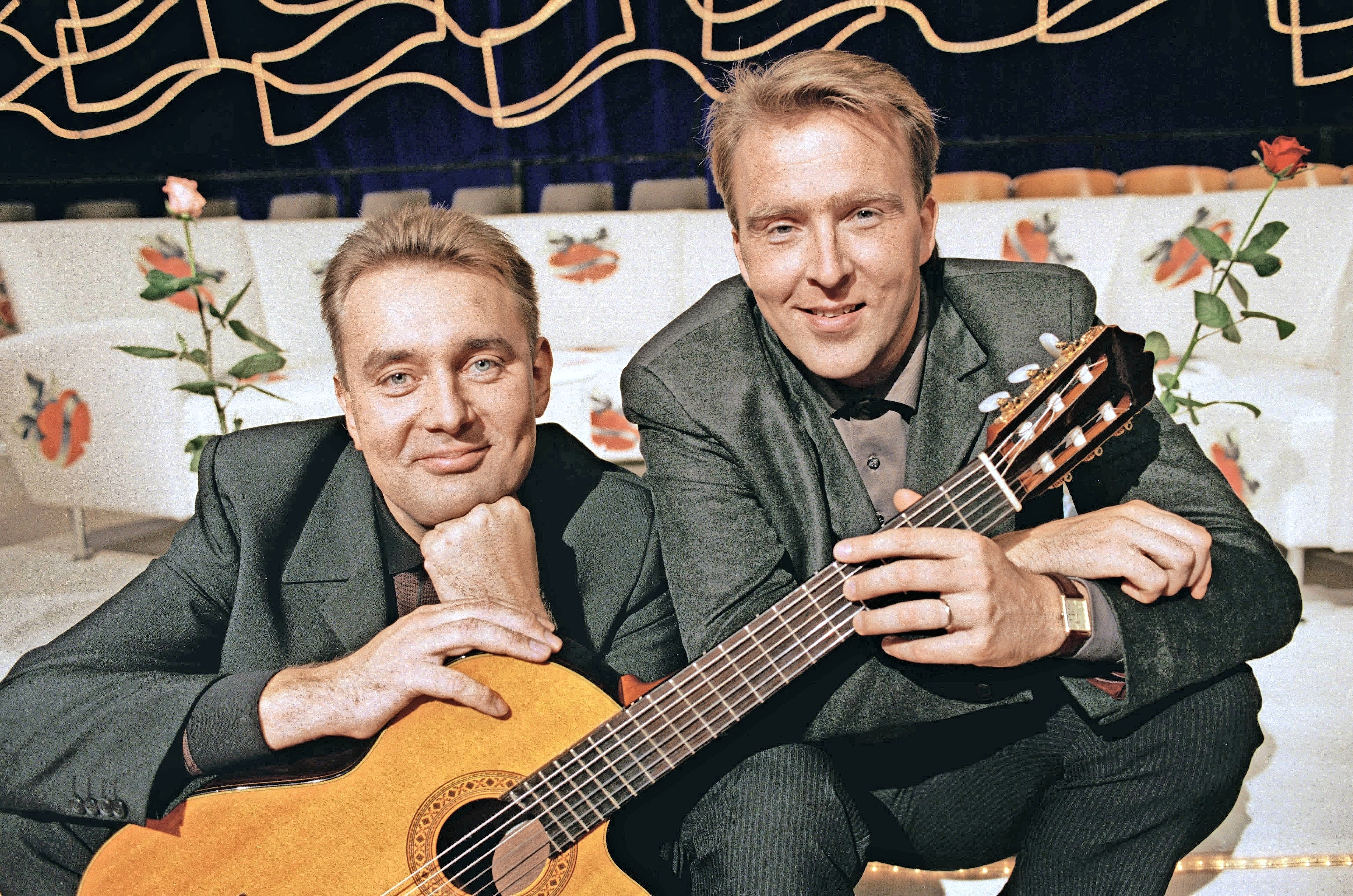 Se aito ja alkuperäinen parivaljakko. Tyylinäyte joulukuulta 1999, jolloin Tuttu Juttu Show'ta isännöivät Timo Koivusalo ja Joel Hallikainen.
