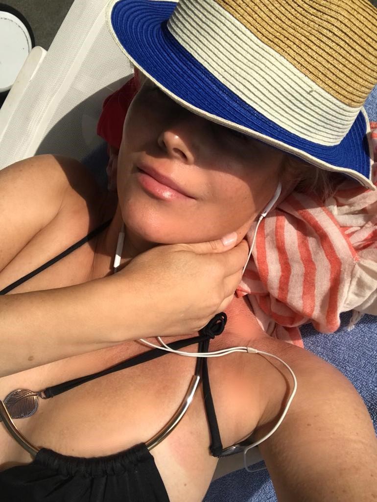 Annea naurattaa, millainen hulabaloo Suomessa syntyy, kun hän julkaisee näyttävän bikinikuvan. – Tuskin vaikkapa Heidi Klum tai Jennifer Lopez joutuvat samalla lailla selittelemään tekemisiään!