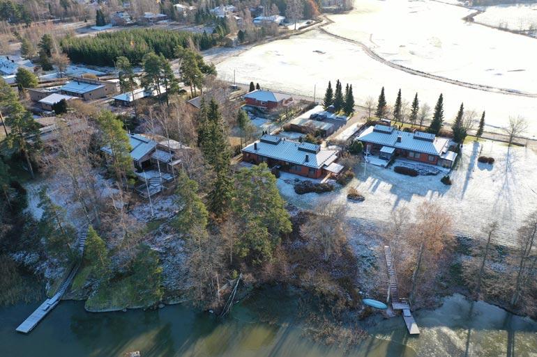 Antin uusi pesäkolo sijaitsee arvostetulla alueella Tuusulassa. Talon kupeessa on järvi ja golfkenttä.