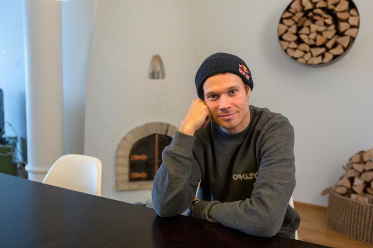 Eero matkustaa kuvausmatkalle Itävaltaan. – Kaikki sopimukseni ovat menossa loppuvuodesta katkolle, mutta olen aloittanut neuvottelut jo ensi vuoden osalta. Uskon, ettei ura pääty vielä tähän kauteen, ammattilumilautailijana 20 vuotta työskennellyt Eero kertoo.