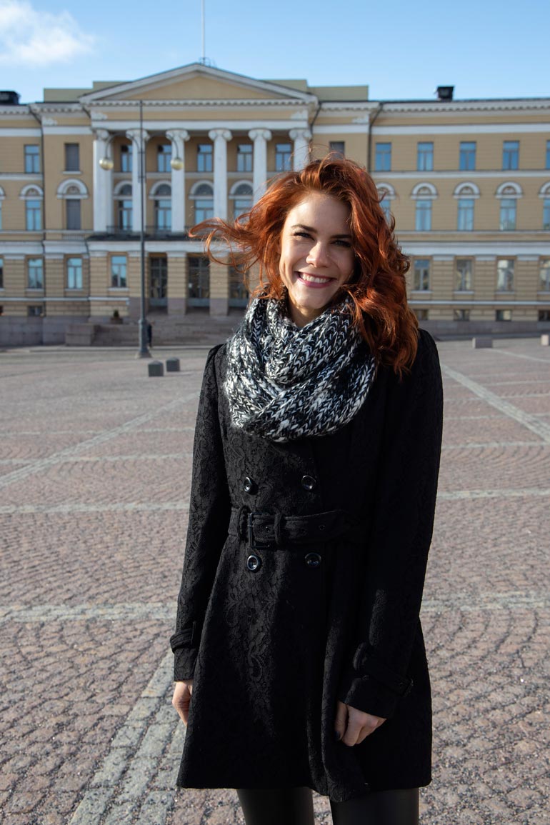 Courtney Hope rakastui Suomeen ison työprojektinsa ansiosta. Kuvassa Kauniit ja rohkeat -tähti poseeraa Seiskalle Helsingin Senaatintorilla viime maaliskuussa.