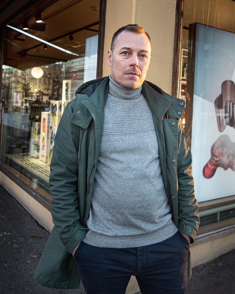 Toimittaja Janne Huuskonen on toinen Kultainen vasikka -kirjan tekijöistä.
