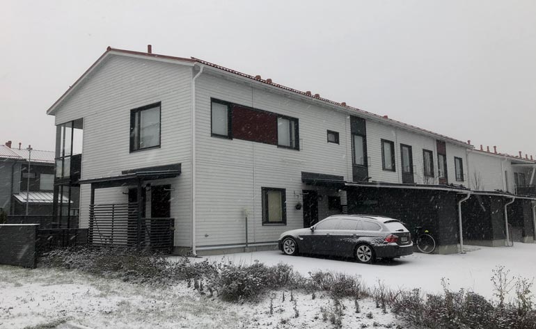 Puolustusministeri viettää öitään Jannika-rakkaansa kaksiossa kirkkonummelaislähiössä.