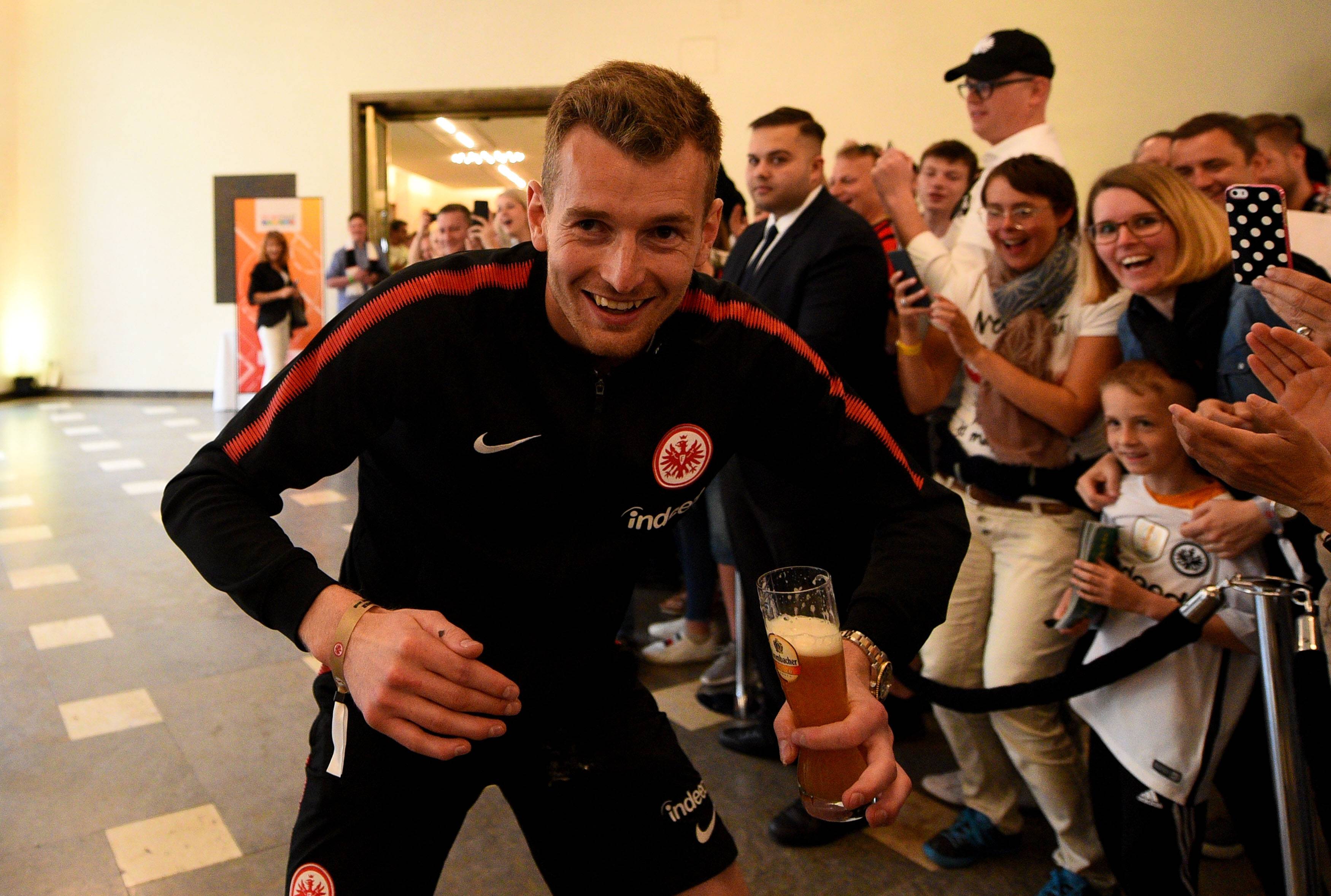 Lukas Hradecky tunnetaan oluen ystävänä. Miehelle maistuu varmuudella ainakin saksalainen mallas.