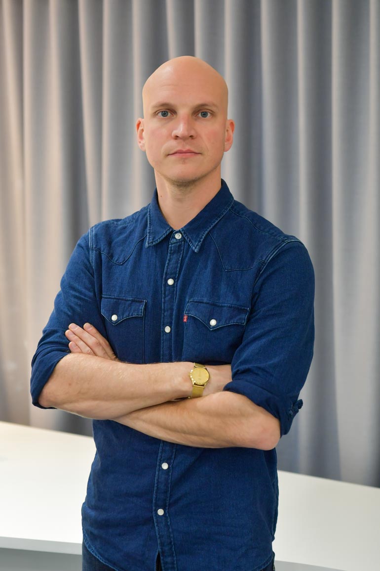 Riku Nieminen sanoo, että ei ole väliä, tekeekö hän komediaa vai draamaa. – Viihtyminen riippuu ihan muista jutuista. Jos on kehno käsis, ärsyttävät kollegat ja huono liksa, niin eihän sellaista halua tehdä.