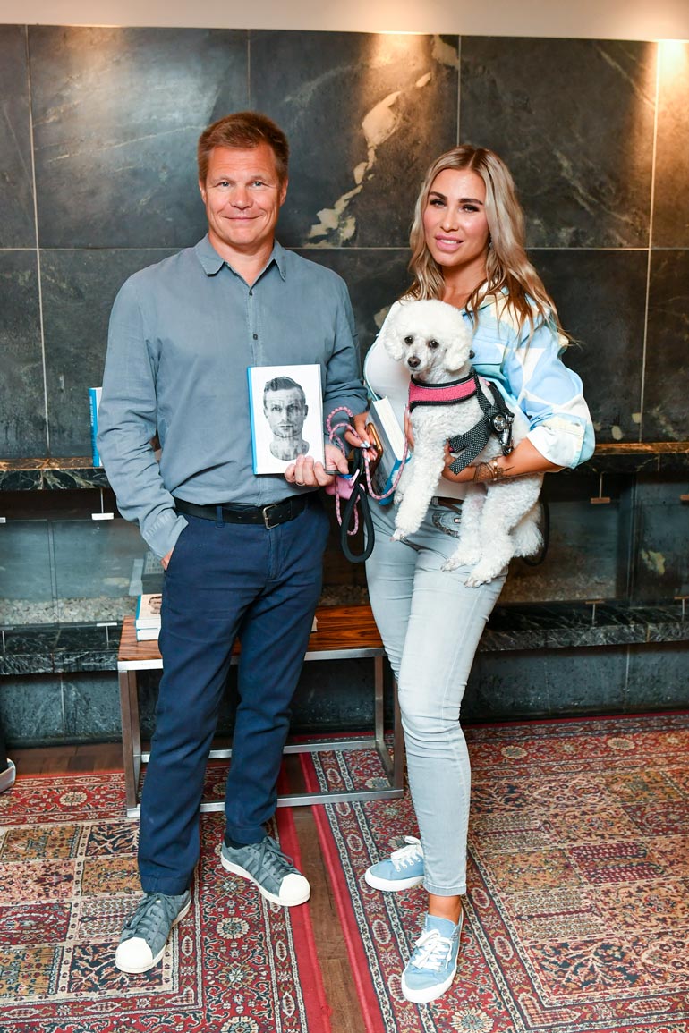 Mika nauttii F1-eläkeläisen elämästä naisystävänsä Henna Pihlajan kanssa.