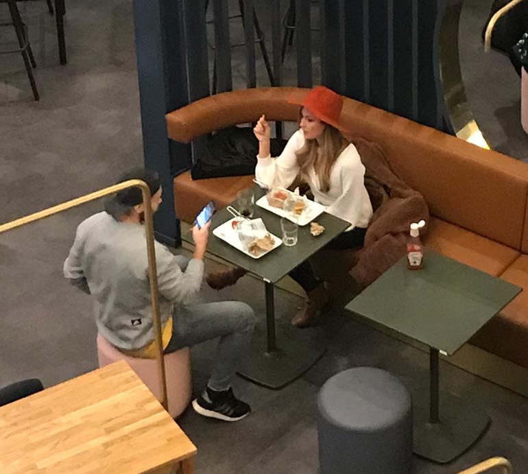 Riikka Uusitalo ja mies Triplassa.