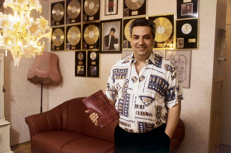 Rainer oli 1990-luvun suosituin laulaja Suomessa. Hän on myynyt liki 700 000 levyä. Kuva on vuodelta 2001.