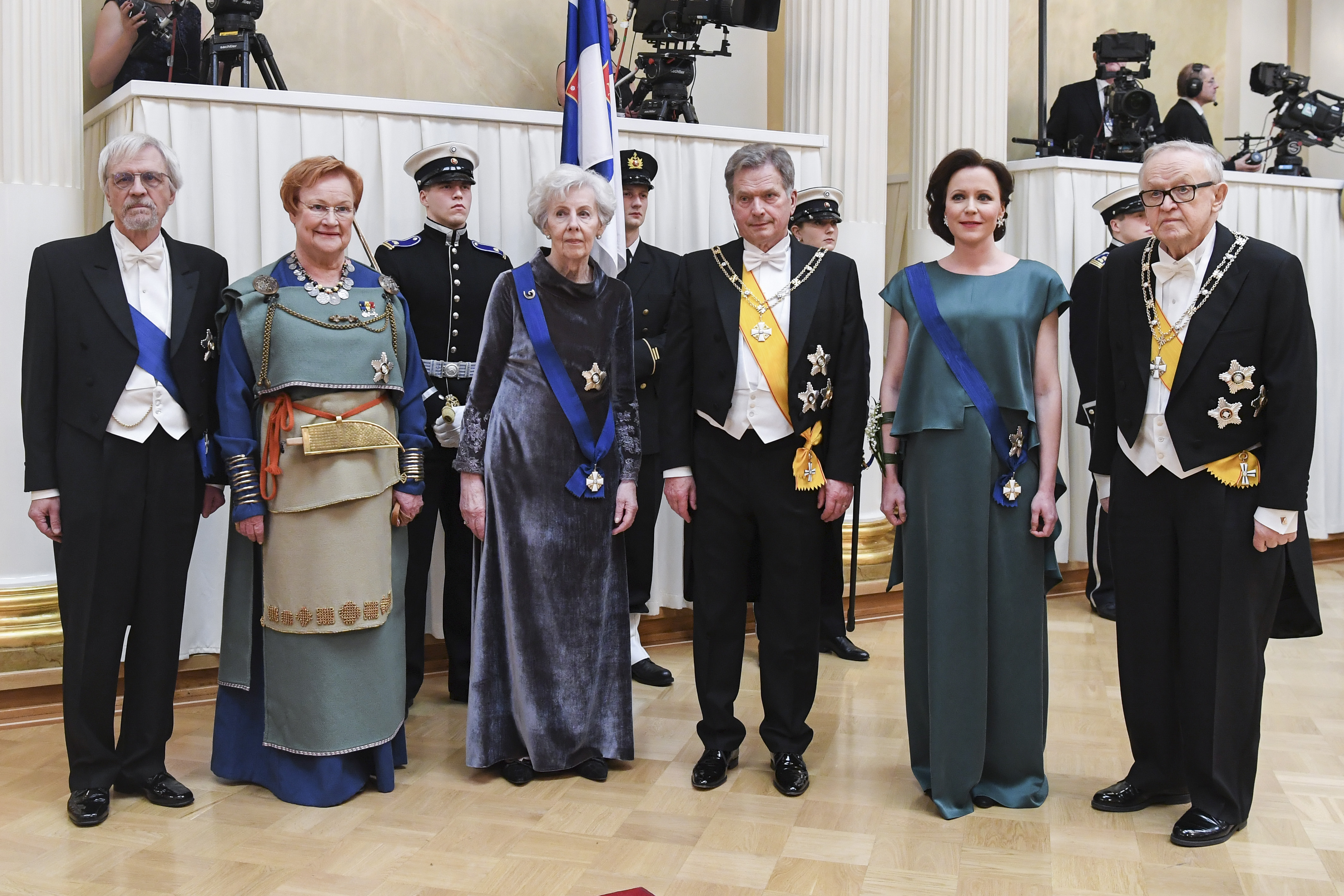 Itsenäisyyspäiväjuhlallisuuksien tyylinäyte vuodelta 2017: Suomen tasavallan presidentit Tarja Halonen, Sauli Niinistö ja MArtti Ahtisaari puolisoineen.