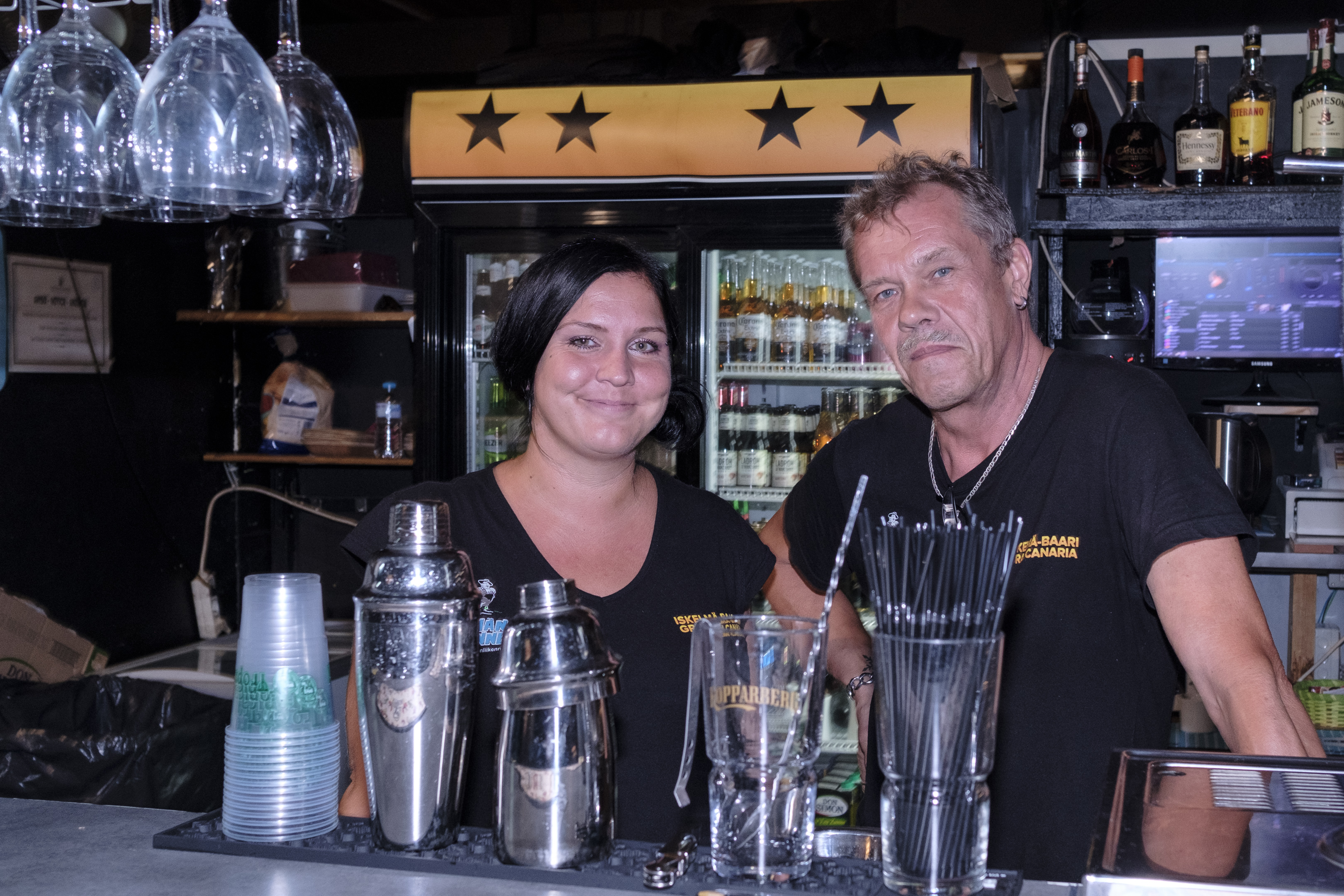 – Meillä menee aika lailla olutta, mutta nykyään myös piña coladaa ja muita drinkkejä. Eikä edes Reetun keikoilla tarvita portsaria, vaan ihmiset osaavat kyllä käyttäytyä, Iskelmä Baarin Jarna ja Artsi kertovat.
