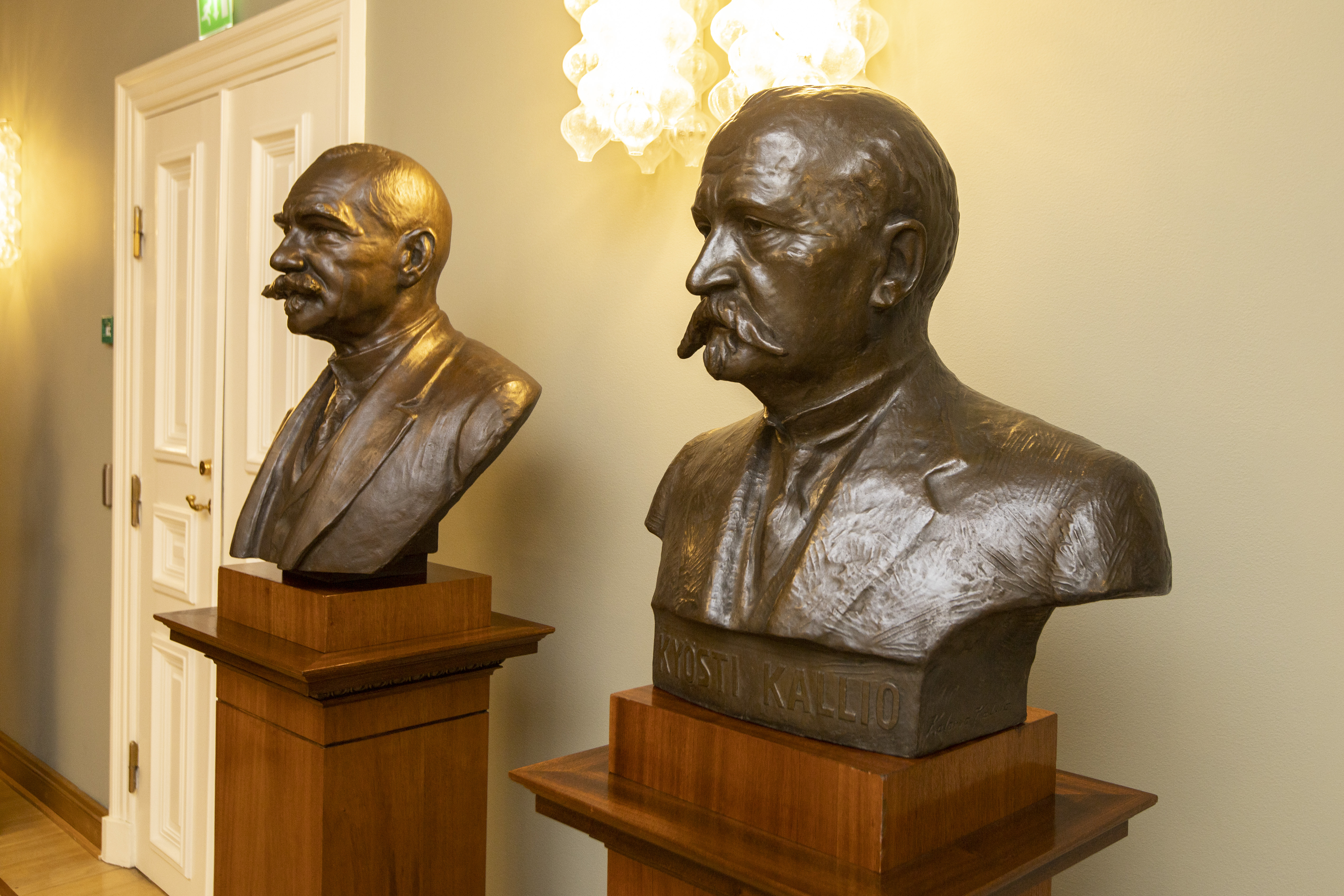 Linna on täynnä entisten presidenttien muotokuvia, patsaita ja muita upeita yksityiskohtia.