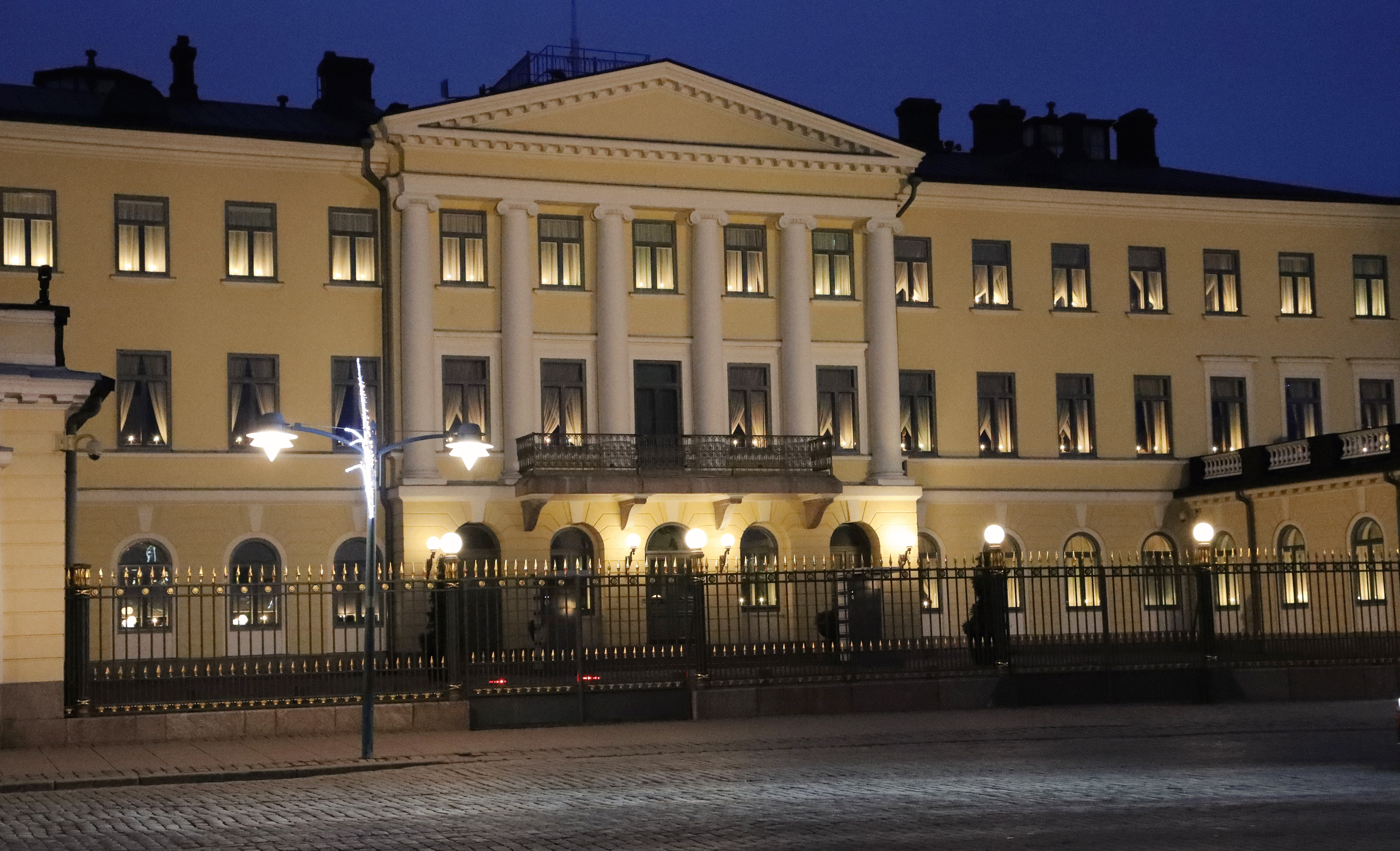 Suomen valtion omistama ja Pehr Granstedtin suunnittelema Presidentinlinna valmistui nykyisen Kauppatorin laidalle vuonna 1820.