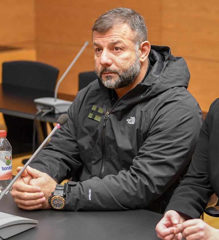Rami Adham esiintyi oikeudessa vakavana ja vähäilmeisenä. Häntä avusti asianajaja Anu Koivu.