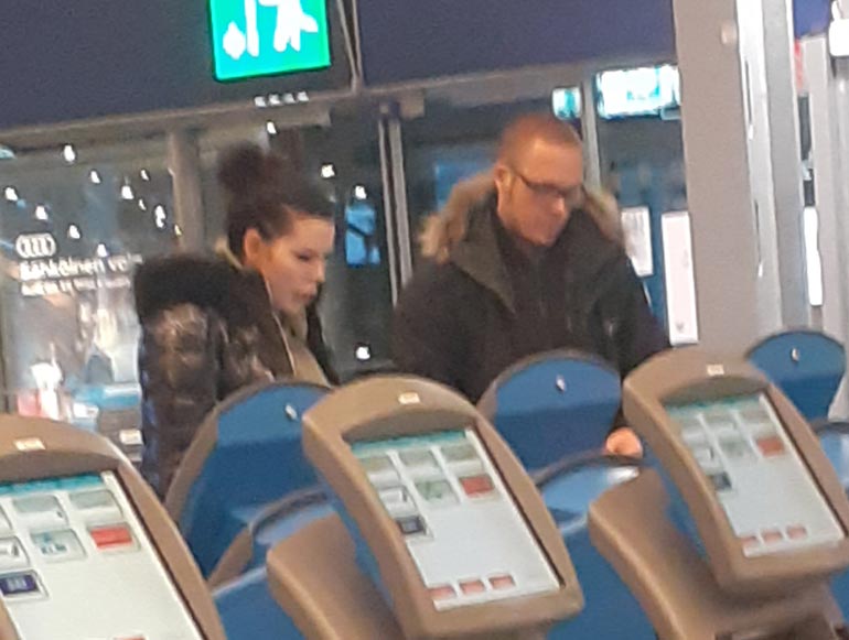 Suvi Pitkänen perheineen lentokentällä.