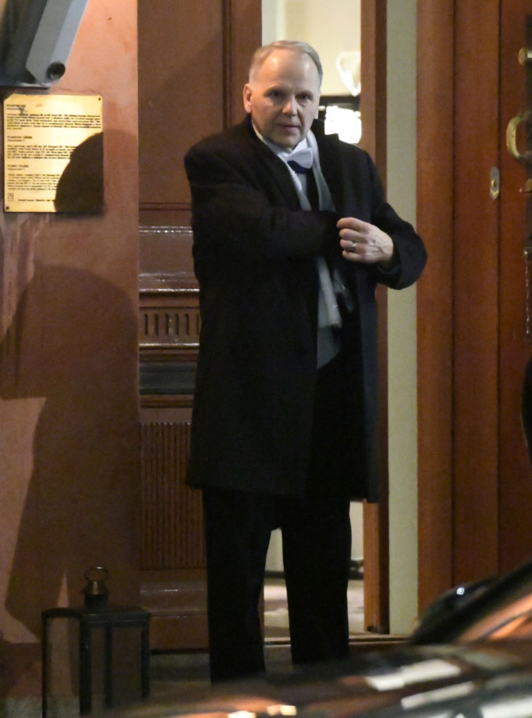 Ministeri Jari Leppä kaivoi rintataskuaan poistuessaan juhlista.