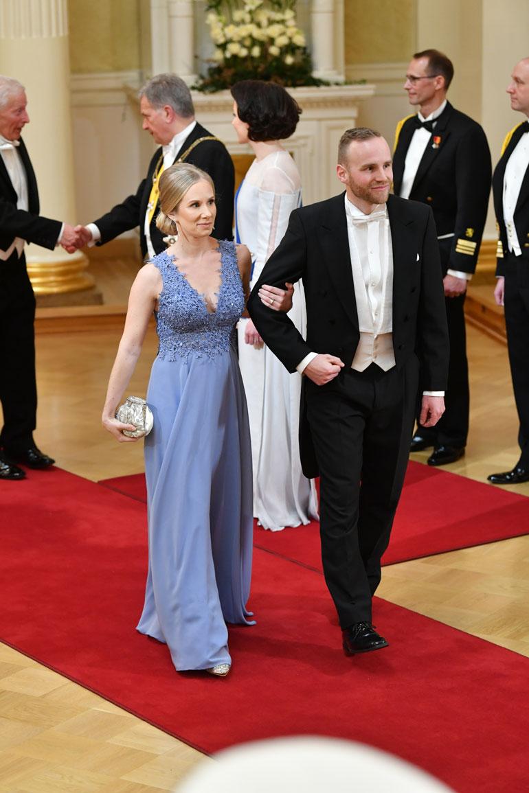 Tyrmäävä daami! Entisen olympiatason pikaluistelijan Mika Poutalan Sanni-vaimo oli yksi kohutuimmista katseenkääntäjistä viime vuoden Linnan juhlissa.