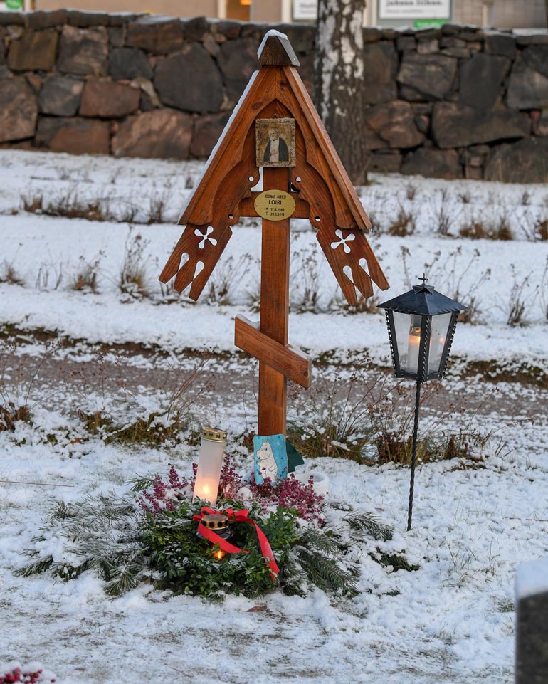 Joonaksen kauniilla haudalla vallitsee lämmin ja harras tunnelma.