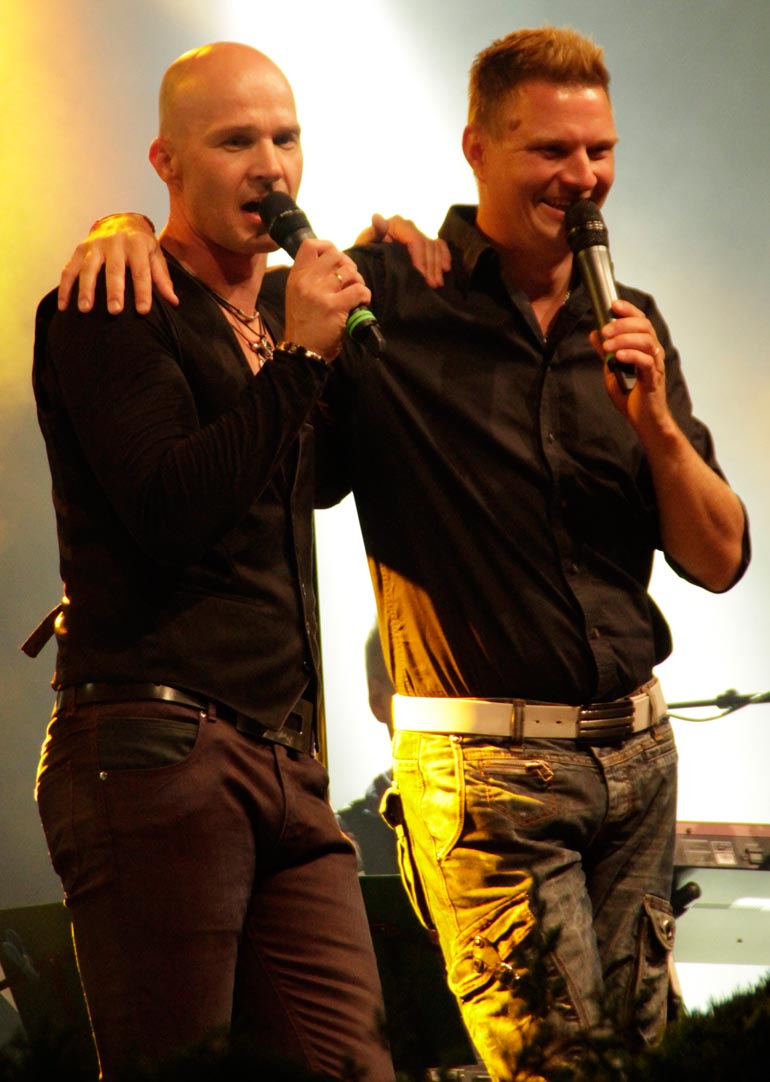 Jukka Hallikainen on tangokuningas vuodelta 2008, ja hänen duo-partnerinsa Marko Maunuksela on vuoden 2010 kunkku. – Pidin Markoakin valveilla, kun hän huolehti hengittämisestäni, Jukka sanoo huonekaveristaan.