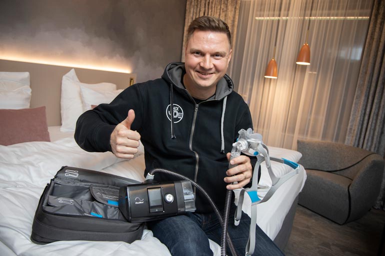 Peukku pystyyn CPAP-laitteelle, joka antaa ylipainehengityshoitoa vakavasta uniapneasta kärsivälle Jukka Hallikaiselle. Tangokuningas kuljettaa masiinaa mukana myös keikkamatkoillaan.