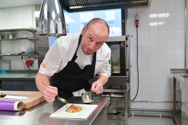 Tommi Tuominen on yksi Suomen arvostetuimmista keittiömestareista. Hänen ravintolansa Demo on maamme vanhin Michelin-ravintola.