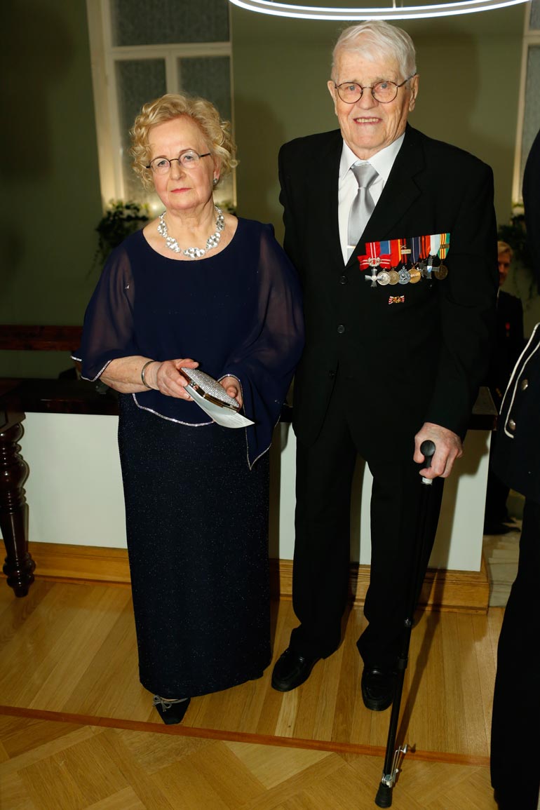 Anja Taipale, 78, ja sotaveteraani Unto Nikunen, 100, lähtivät Presidentinlinnasta suoraan takaisin Lemille. Kotipitäjässä oli lauantaina luvassa Unton varsinaiset syntymäpäiväjuhlat.