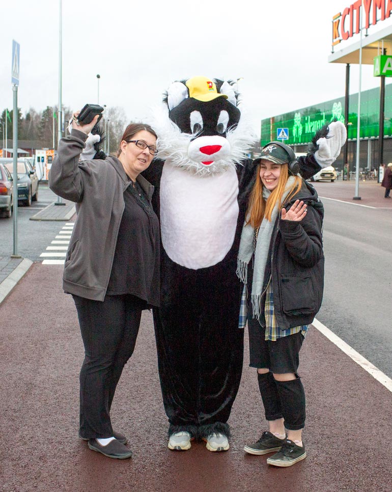 Sari-Anne Mäenpää ja Jenna-Rosa Reinikka pääsivät Ideaparkin parkkipaikalla Kohukatin kainaloon.